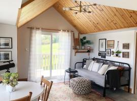 Ocean Sanctuary - The Salty Cribb Cabin, хотел в Луненбург