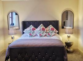 Stunning Fir Tree Corner 3 bedroom detached Executive house ideal wedding guest family home with free drive way CCTV parking for 2 vehicles or LWB Van M5 1 mile away dogs welcome by prior arrangement, hotel u gradu Vuster