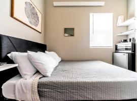 Cozy Micro Suite Unit 8 Sleeps 2 Minutes to Downtown, Hotel in Tacoma