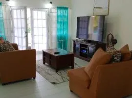 3 BR Hilltop Bliss Minutes drive to the beach