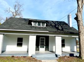 Very spacious remodeled home near downtown, Hotel in Clanton