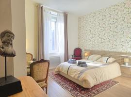 Studio, avec cuisine et salle de bain face au Jardin Massey, hotel i Tarbes