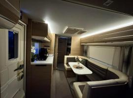 Idyllisk soveplass i campingvogn p&aring; Kval&oslash;ya, khu glamping ở Troms&oslash;