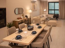 Luxury Apartment with Living Room Close to the Sea, Hotel in Banī ‘Awaḑ