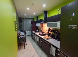 APARTAMENT VENGE -CAŁE MIESZKANIE 46m2 NA WYŁĄCZNOŚĆ - Z JEDNĄ SYPIALNIĄ I JEDNYM SYPIALNO-SALONEM -3 PIĘTRO BEZ WINDY- REZERWACJA BEZ KARTY KREDYTOWEJ-KLIMATYZACJA-NETFLIX-2 ŁÓŻECZKA DZIECIĘCE, BEZPŁATNY PARKING PUBLICZNY NA MONITOROWANYM PODWÓRZU