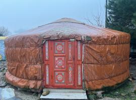 Yurta cerca de Madrid, &kappa;ά&mu;&pi;&iota;&nu;&gamma;&kappa; &pi;&omicron;&lambda;&upsilon;&tau;&epsilon;&lambda;&epsilon;ί&alpha;&sigmaf; &sigma;&tau;&eta; &Mu;&alpha;&delta;&rho;ί&tau;&eta;