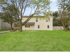 Beautifully Renovated 4BR Home in Belport, Hotel in Bellport