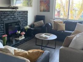 Quiet-comfy 3 bedroom house on a tree lined street in Kitsilano, hotel in Vancouver