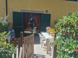 Casa al mare con giardino "Garden House", 2 km spiaggia golfo di Baratti & parco archeologico, hotel a Baratti