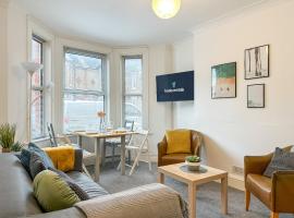 NEW - Spacious & Stylish 3 Bedroom Home in Folkestone, viešbutis mieste Folkstonas
