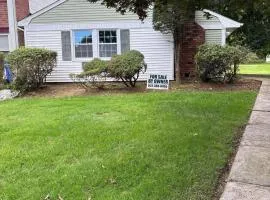 Cozy 2BR Home, quiet Coram Neighbourhood