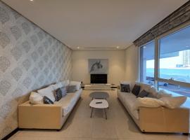 Stunning Sea View 3BR Duplex in Reef Island โรงแรมในSanābis