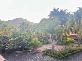 Gardens, mountains, pool and super comfort, hotell i Tepoztlán