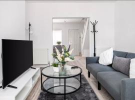 Modern 2 Bed Contractor House, Birkenhead, Near Liverpool, hôtel à Birkenhead