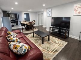 Cozy 3BR Caledon Basement Suite with Private Access, Full Kitchen, WiFi, Laundry, Backyard Basketball Court & Creek Trail, 5 Mins to Brampton! Great for Families & Long Stays!，卡利登的飯店