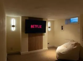 Cosy Home with Cinema room, Parking & Netflix