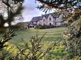 Family-Friendly Devon Farmhouse, sleeps 11, with Indoor Heated Pool, Dartmoor Views & Tarka Trail Access