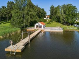 Manor House With Lake House Near Stockholm，Ekolsund的飯店