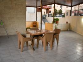 شقة مفروشة مع ساحة خارجية قرب دوار اليوسفي, hotel u gradu 'Irbid'