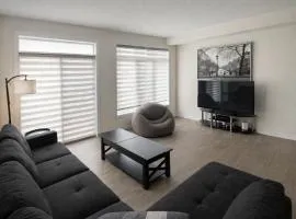 Cozy Modern 2 Bedroom Smart Townhome in Innisfil with Free Parking, Full Kitchen and Laundry - Steps to Diners and Shops, 5 Min Drive to Innisfil Beach Park - Great for Couples & Families!