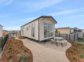 Chalet in De Haan with terrace, khách sạn ở De Haan