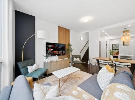 Lux Harbourfront Home Sleeps 10 with Free Parking, hotell Torontos