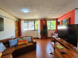 Comfortable fully equipped apartment just 6 kilometers from Manuel Antonio, with parking and fast WiFi, hotel v destinaci Quepos