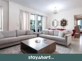 Free housekeeping visits during your stay - StayShort - 2 Bed inDowntown Retreat with Balcony that Sleep 4