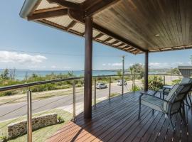 Oasis on the beach - large 6BR home w. ocean views, Hotel in Vincentia