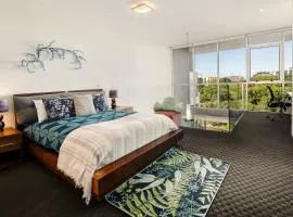 Spacious 1 bedroom mezzanine apartment with large bath views 2 free parking spots