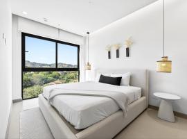 코코에 위치한 호텔 Tropics at Naumi, Ocean Views, Gym & Pools