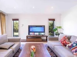 Contemporary Family Living at 4 Seafarer Way