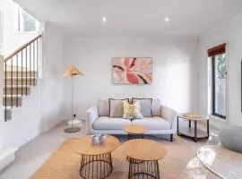 Contemporary Family Living at 4 Seafarer Way