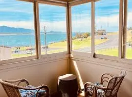 Bermagui Bay Beach House 2, Wonderful Beachside Location, Pet Friendly