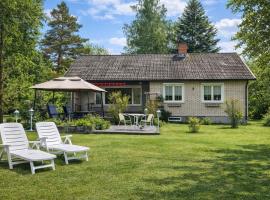 Central Holiday Home Villa Sol in Mörlunda near Lake and Supermarket, hotelli kohteessa Mörlunda