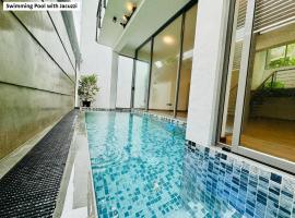 Monarch Villa - Luxury Villa in Colombo, Sri Lanka، فندق في سري جايواردنيبورا كوته