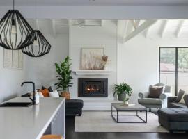 Homestead on Fennell - Fresh Eggs, Farm & BBQ Fun – hotel w mieście Toronto