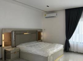 Standford Stepass, хотел в Акра