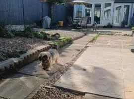 Peaceful Guesthouse, Sleep up to 4, Free Parking, Wi-Fi, Private entrance, Derby City