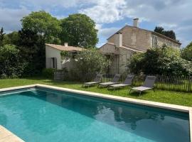 Le Mazet de la pointe dans les Alpilles avec piscine et jardin, Hotel in Saint-Étienne-du-Grès