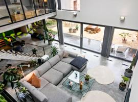 Stylish Loft with Industrial Charm, hotel em Kortenberg
