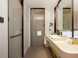 Holiday Inn & Suites Jiaxing Hangzhou Bay by IHG, hotel di Jiaxing