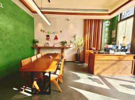 Dengba Inn Huijin Road Metro Station Branch, хостел в Шанхай