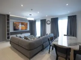 Modern 3-Bed, 3-Bath Executive Apartment at Bantree, Airport Residential
