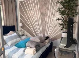 Sea views-Balcony-Sleeps 6-Parking-AirCon Heating, hótel í Daimuz