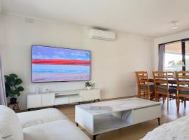 8 Bedroom Retreat - 2 Full Houses on Property, hôtel à Frankston