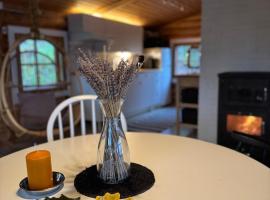 Viihtyisä hirsimökki Venturissa, Hotel in Siurlahti