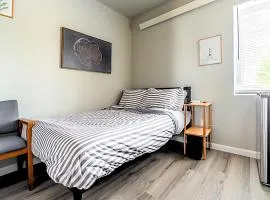 Cozy Micro Suite Unit 12 Sleeps 2 Minutes to Downtown