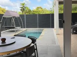 Évasion Créole Détente tropicale avec piscine, jacuzzi et plage à proximité!