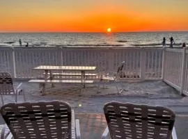 Beautiful Sunsets just Steps from Beach with King Bed and Queen Sleeper Sofa